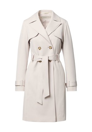 Jasnobeżowy, dwurzędowy trencz z szerokimi klapami, paskiem w talii, paskami przy mankietach i czterema guzikami z masy perłowej na przodzie.