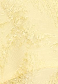 Tissu texturé jaune présentant des détails effilochés avec un motif lisse et ondulé à travers la surface, mettant en valeur des fibres délicates et des couches.