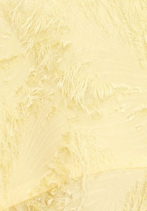 Tissu texturé jaune présentant des détails effilochés avec un motif lisse et ondulé à travers la surface, mettant en valeur des fibres délicates et des couches.