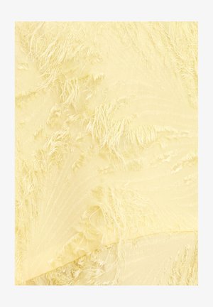 Tissu texturé jaune présentant des détails effilochés avec un motif lisse et ondulé à travers la surface, mettant en valeur des fibres délicates et des couches.