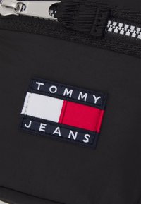 Tommy Jeans HERITAGE REPORTER UNISEX - Sac bandoulière - black