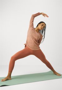 Yogasearcher ASA SEAMLESS LEGGING - Leggingek - cedar