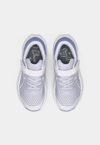 Μωβ αθλητικά παπούτσια από διχτυωτό υλικό με υφή, ρυθμιζόμενο λουρί και αντίθετες λευκές λεπτομέρειες. Διαθέτουν γραφικό στο εσωτερικό πέλμα.