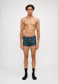 Férfi boxer sort navy színű anyagból, zöld és piros karácsonyfával mintázva, fekete derékrésszel, amelyen a "JACK & JONES" felirat található.