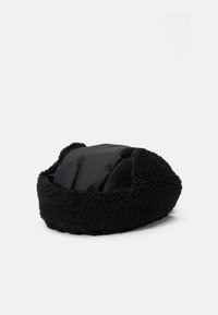 Chapéu de lã preto com uma camada externa suave e texturizada e um forro preto liso. Forma arredondada com aba larga. Sem hardware ou acentos visíveis.