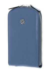 Portefeuille en cuir bleu à texture lisse, fermeture éclair et accent logo argenté sur le devant. Design fin et rectangulaire.