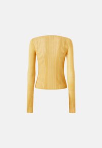 Top giallo a maniche lunghe con texture a costine, forma attillata e scollatura ampia. Il design senza cuciture esalta l'effetto di contorno.