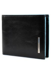 Portafoglio in pelle nera con accenti blu, forma rettangolare, bordi cuciti e dettaglio di branding in metallo sulla parte anteriore. Compartimenti interni visibili.