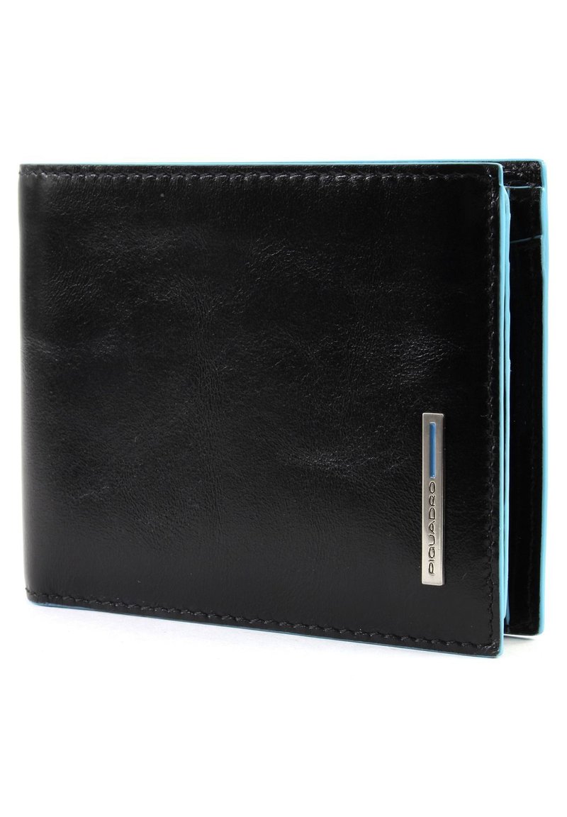 Portafoglio in pelle nera con accenti blu, forma rettangolare, bordi cuciti e dettaglio di branding in metallo sulla parte anteriore. Compartimenti interni visibili.