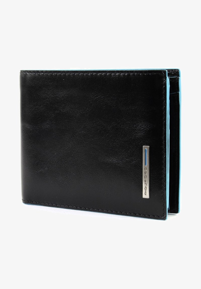 Portafoglio in pelle nera con accenti blu, forma rettangolare, bordi cuciti e dettaglio di branding in metallo sulla parte anteriore. Compartimenti interni visibili.