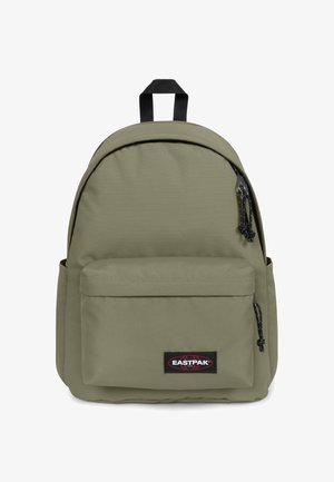 Zaino in tessuto verde con forma arrotondata, scomparto principale con zip, tasca frontale e patch del logo nero. Spallacci imbottiti e manico superiore.