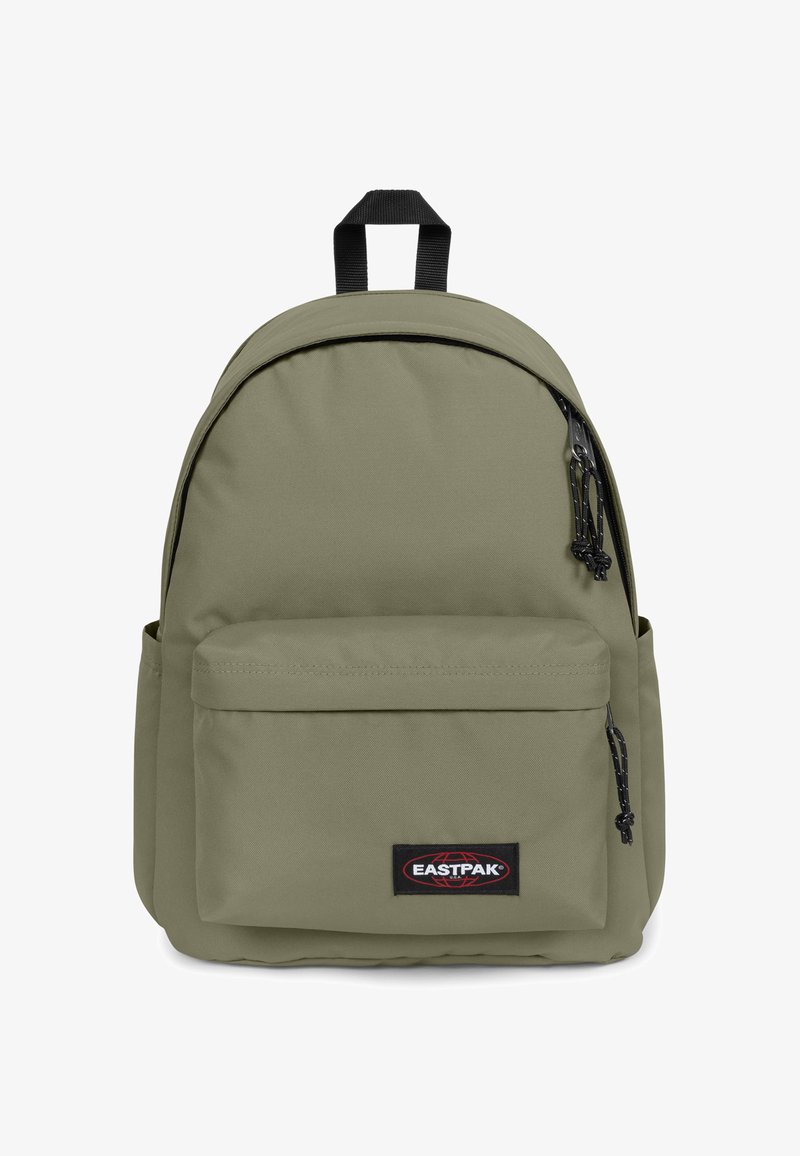 Zelený látkový batoh s zaobleným tvarem, hlavní kapsou na zip, přední kapsou a černou nášivkou loga. Polstrované ramenní popruhy a horní rukojeť.