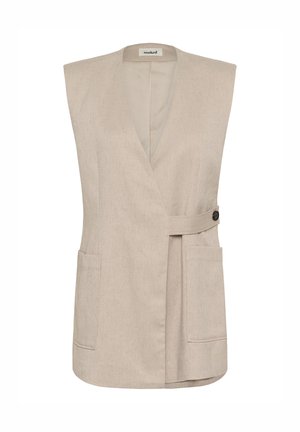 Veste beige sans manches avec un décolleté en V profond, un design portefeuille, des poches latérales et une ceinture ornée d'un bouton, réalisée en tissu texturé.