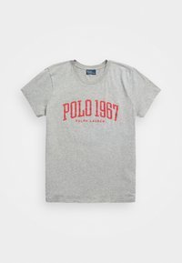 Grå bomullströja med korta ärmar, rund halsringning och röd tryckt text "POLO 1967" med "RALPH LAUREN" under.