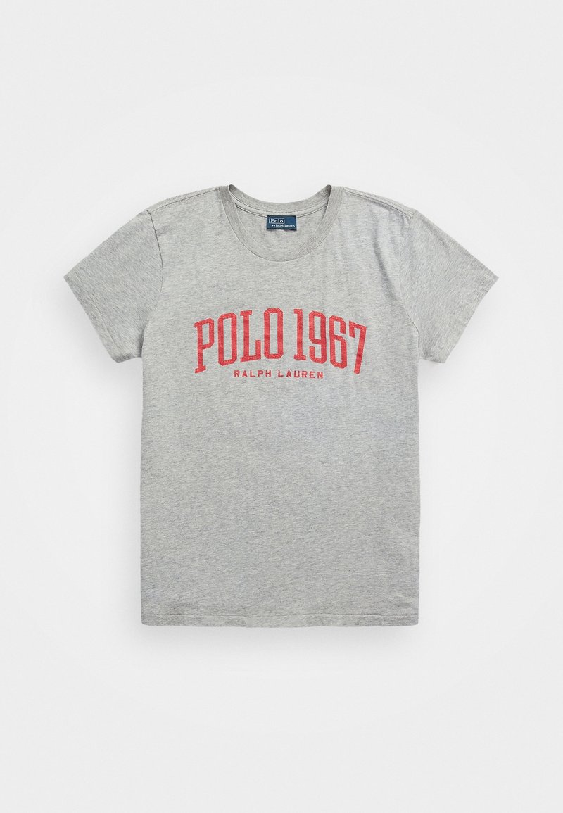 Šedé bavlněné tričko s krátkým rukávem, kulatým výstřihem a červeným potištěným textem "POLO 1967" s nápisem "RALPH LAUREN" pod ním.