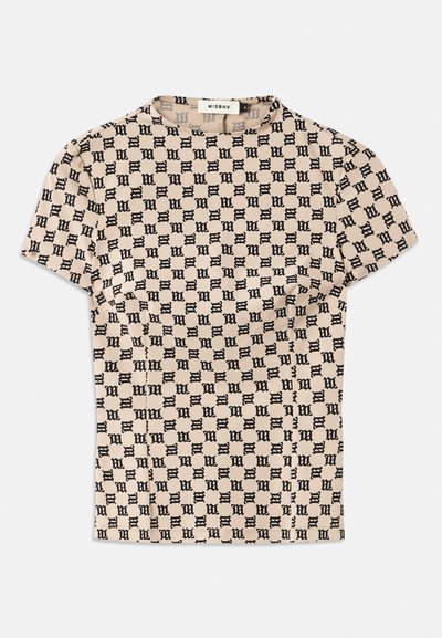 Chemise beige à manches courtes avec un motif gothique noir en forme de "M" sur l'ensemble du tissu et un col rond, portant l'étiquette MISBHV.