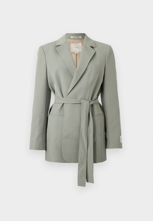 Blazer gris claro con cinturón, cuello con solapa, mangas largas y bolsillos delanteros, exhibido sobre un fondo blanco liso.