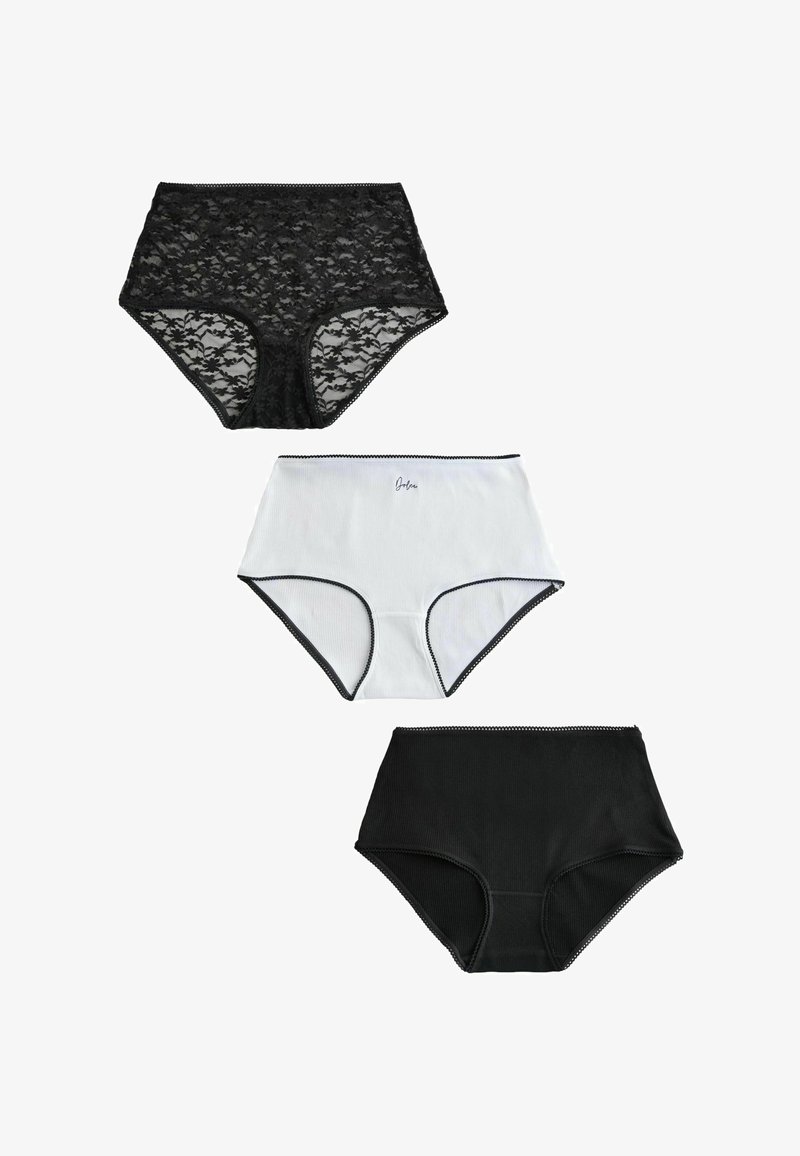 Trois slips taille haute pour femmes : dentelle noire, coton blanc avec petit texte, et coton noir uni, présentés à plat sur fond blanc.