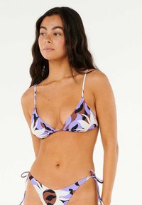 Trianglowy bikini w fioletowy, biały i brązowy wzór kwiatowy; cienkie regulowane ramiączka, wiązane boki i miękki tekstur materiału.