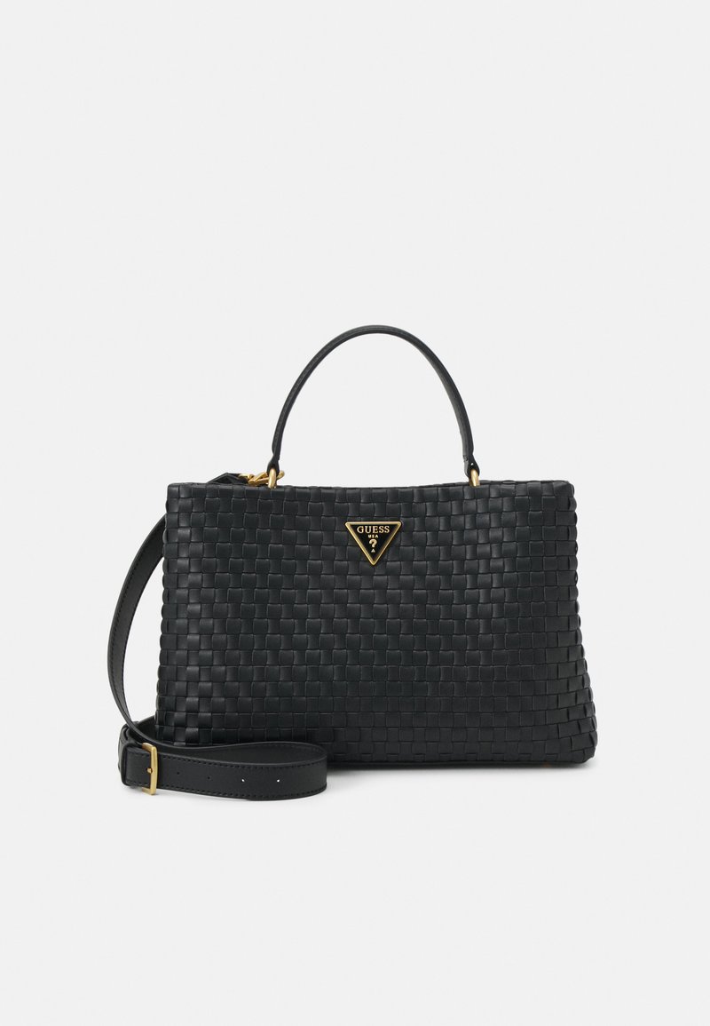 Sac à main noir en cuir tressé avec une forme structurée, poignées supérieures et une bandoulière amovible. Présente un accent de logo doré.
