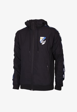 Zwarte hoodie met rits en elastische manchetten, voorzien van een logo patch op de borst en met een patroonaccent langs de mouwen.