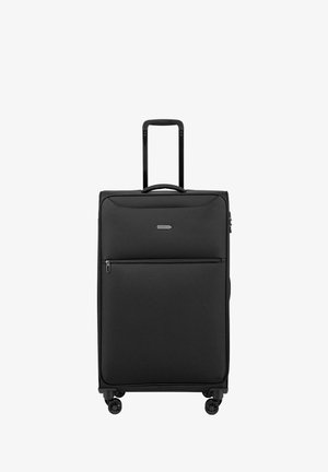 Valise noire avec un extérieur en tissu texturé, poche zippée à l'avant et poignée rétractable. Équipée de quatre roulettes pour la mobilité.