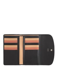 Portafoglio in pelle nera aperto per mostrare più scomparti con slot per carte arancioni e beige. Presenta una chiusura a scatto e una texture liscia.