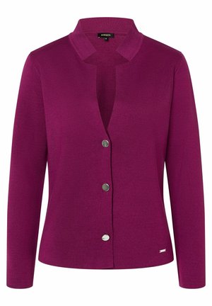 Cárdigan morado de manga larga con cuello de solapa, tres botones de presión plateados y un pequeño logo rectangular de metal cerca del dobladillo.