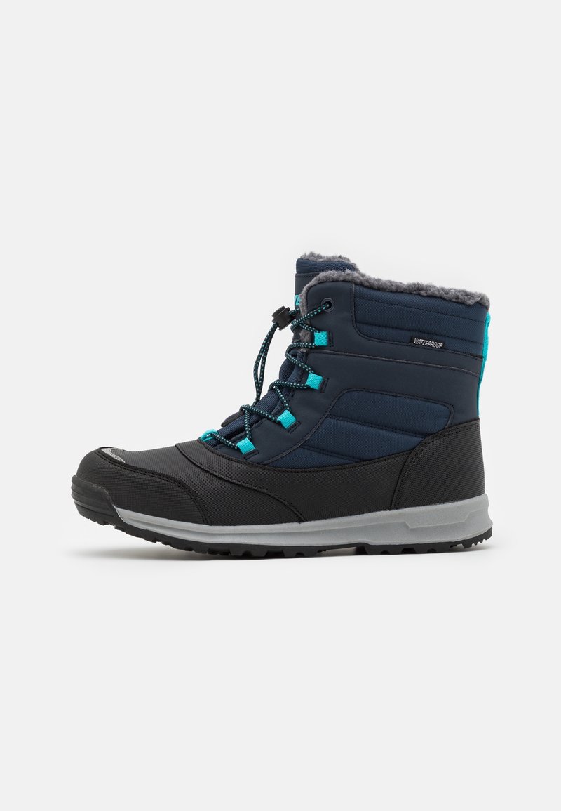 Botas de invierno impermeables con un upper de tela azul y negro, cuello forrado de piel y suelas de goma negra. Presenta detalles azules y cordones ajustables.