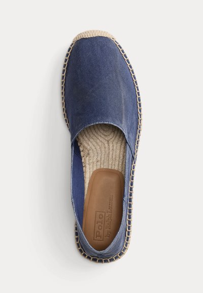 Μπλε εσπαντρίγια καμβά με πλεκτή σόλα από τσόχινη ίνα και καφέ δερμάτινη εσωτερική σόλα με ανάγλυφο το λογότυπο Polo by Ralph Lauren, από πάνω.