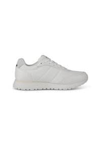 Zapatillas deportivas blancas con parte superior de malla, acentos texturizados y suela de goma. Cuenta con un diseño de cordones planos y un sutil logotipo en el talón.