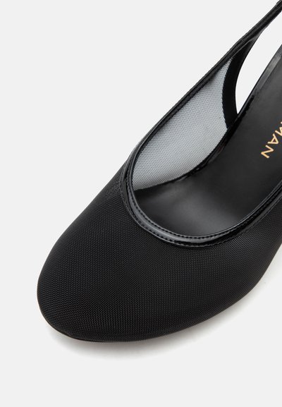 Chaussure slingback noire pour femme avec un bout arrondi, une tige en mesh texturé et une bordure brillante autour de l'ouverture.