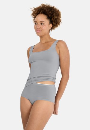 Grijs tanktop met een vierkante halslijn en brede bandjes, gecombineerd met bijpassend grijs, hoog uitgesneden ondergoed met een witte elastische band.