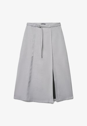 Jupe grise avec taille haute, passants pour ceinture, ceinture amovible et une fente devant. Fabriquée dans un tissu texturé avec une finition lisse.