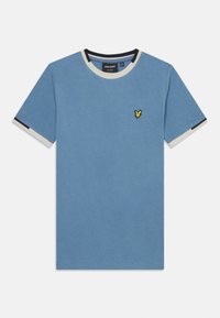 Blauwe T-shirt met korte mouwen, voorzien van een witte en marineblauwe gestreepte kraag en mouwen, met een klein geel vogellogo op de borst.