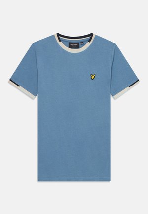 Blauwe T-shirt met korte mouwen, voorzien van een witte en marineblauwe gestreepte kraag en mouwen, met een klein geel vogellogo op de borst.