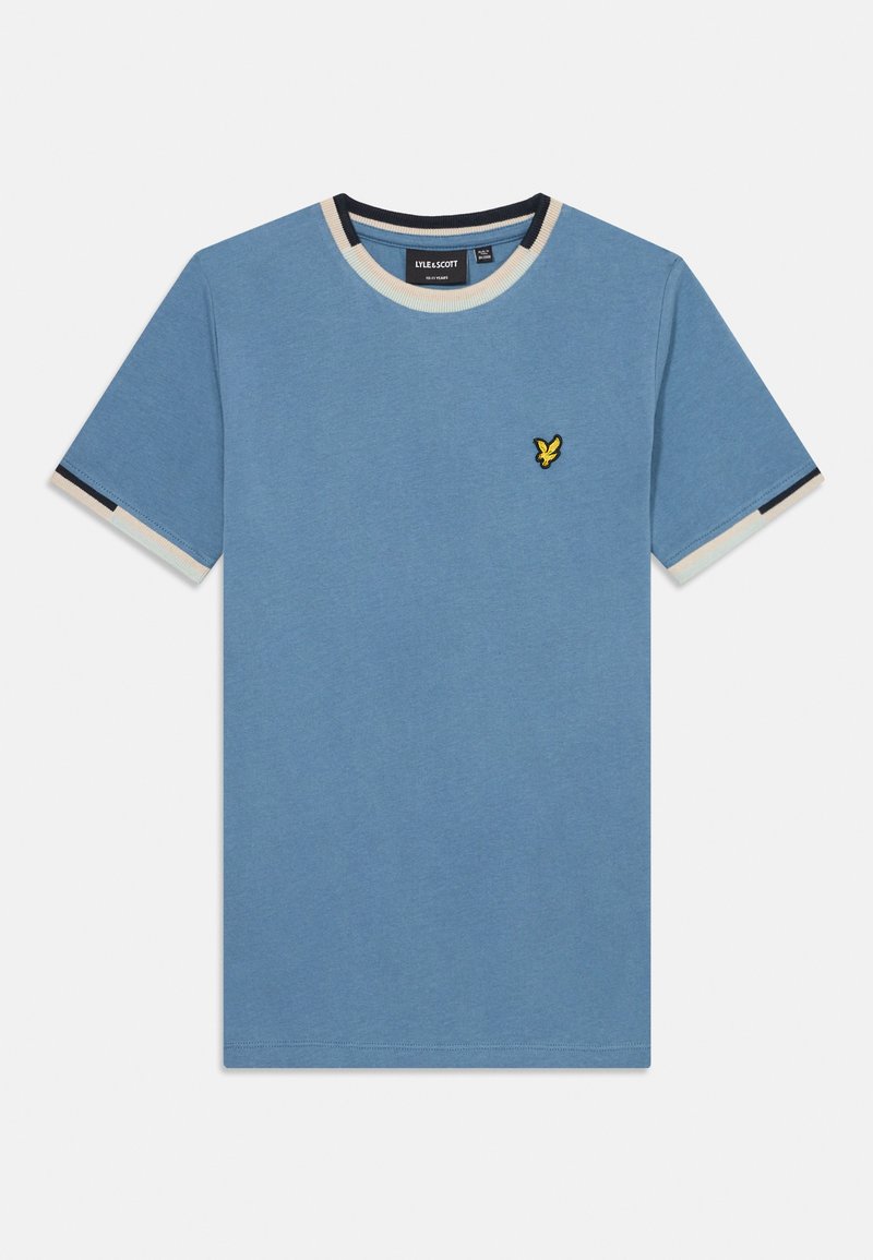 Blauwe T-shirt met korte mouwen, voorzien van een witte en marineblauwe gestreepte kraag en mouwen, met een klein geel vogellogo op de borst.