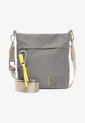 Pilka austinė audinio per petį nešama rankinė su geltonu akcentu, reguliuojama petneša, užtrauktuko uždarymas ir priekinis kišenė. Yra metaliniai detalės.