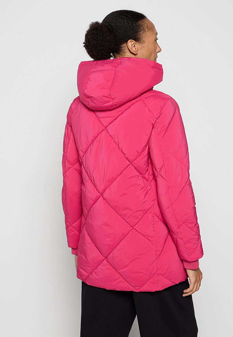 Rosafarbene steppjacke mit Kapuze, die über Rautenmuster, einen mittellangen Schnitt und eine glatte, leichte Textur verfügt.