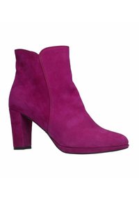 Stivale alla caviglia in suede fucsia con punta affusolata, alto tacco a blocco, pannelli laterali senza cuciture e un design pulito senza decorazioni.