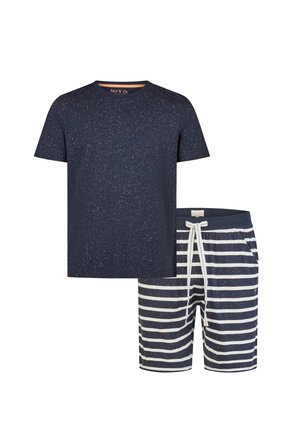 T-shirt bleu marine à manches courtes avec des taches blanches et roses, associé à un short rayé horizontalement bleu marine et blanc avec un cordon blanc.