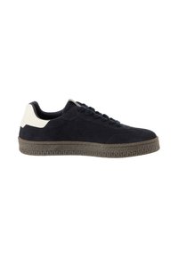 Μαύρο sneaker χαμηλού ύψους από σούετ με μαύρα κορδόνια, λευκή ταμπέλα στη φτέρνα και υφασμένη καφέ λαστιχένια σόλα, εμφανιζόμενο από πλάγια όψη.