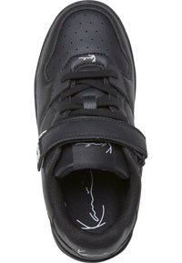Fekete sneaker textúrált bőr felsőrészével, fűzővel és tépőzárral záródik, perforált mintázattal a lábujjrészén, és mintás szövet belsővel rendelkezik.