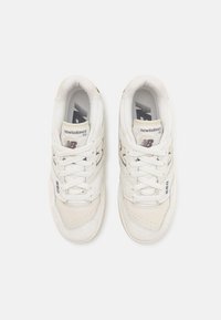 Vita sneakers tillverkade av läder och syntetiska material, med en lågdesign, rund tå och framträdande logodetaljer.