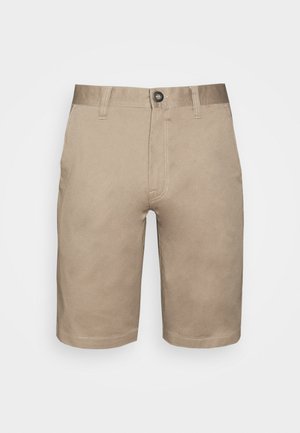 Beige Baumwollshorts mit geradem Schnitt, Knopfverschluss und Seiten pockets. Sie weisen kontrastierende Nähte und eine glatte Textur auf.