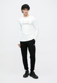 EA7 Emporio Armani TRAIN VISIBILITY TEE - Topper langermet - white