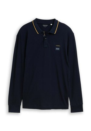 Navyblaues Langarm-Polohemd mit gerippter Textur, gelben Kragenstreifen, zwei Knöpfen und einem kleinen Logopatch auf der Brust.