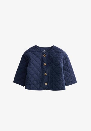 Dunkelblaue Steppjacke mit Dreiviertelärmeln und vier braunen Knöpfen auf der Vorderseite, kragenlos mit rundem Ausschnitt.