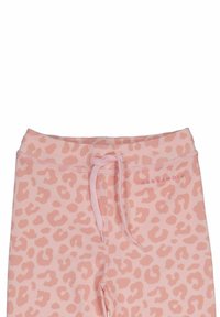 Rosa mönstrade loungebyxor med texturerad väv, dragsko i midjan och subtilt leopardmönster. Varumärkesnamn tryckt i ljusrosa.