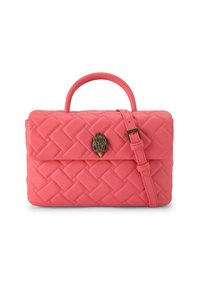 Borsa a tracolla in raso color corallo con manico superiore e tracolla rimovibile. Presenta una chiusura in tonalità oro e una texture in pelle liscia.